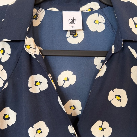 Cabi Go-To Button Up – Navy Daisy Floral Blouse – Size XS - Picture 2 of 4